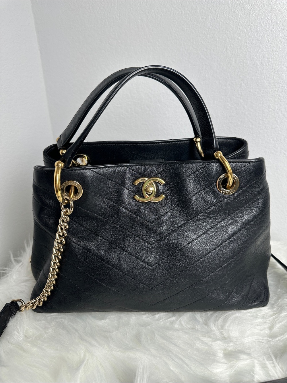 💯Authentic Chanel Chevron Quilted Shoulder Bag – Black Leather & Gold Hardware🍀 - Picture 6 of 16